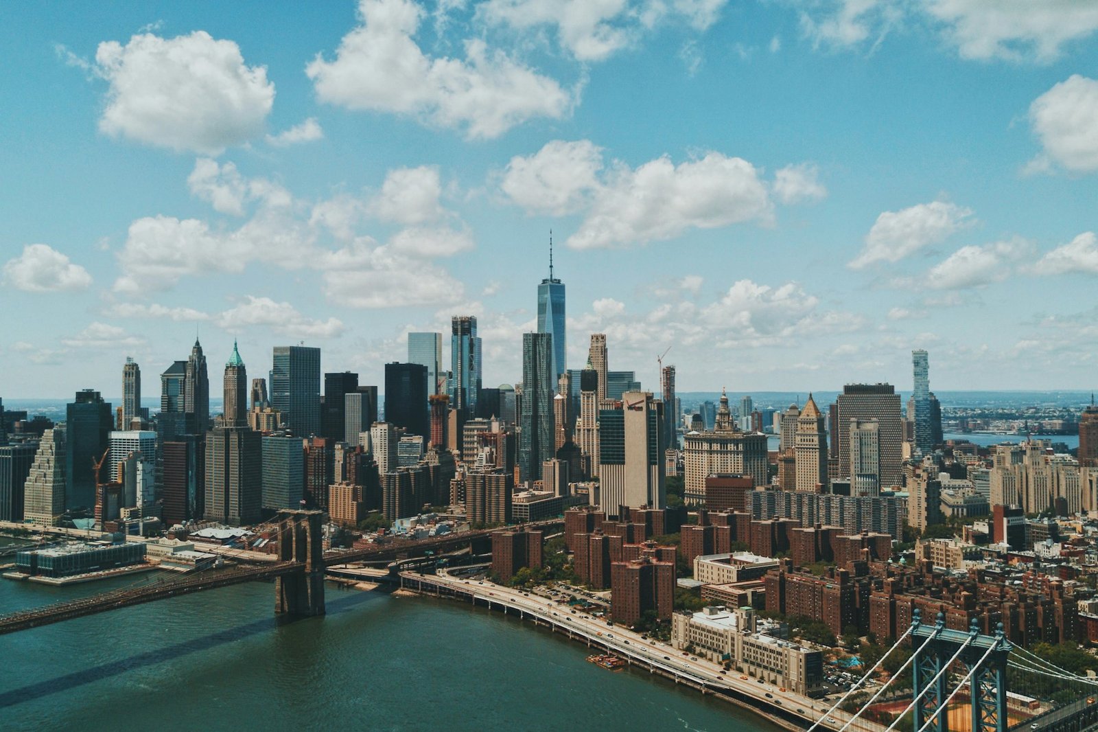 Manhattan skyline and Brooklyn Bridge in New York, USA